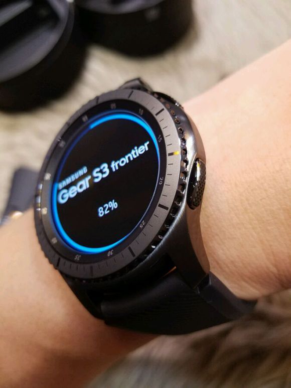 发生爆炸中再生  三星Gear S3腕表拆箱