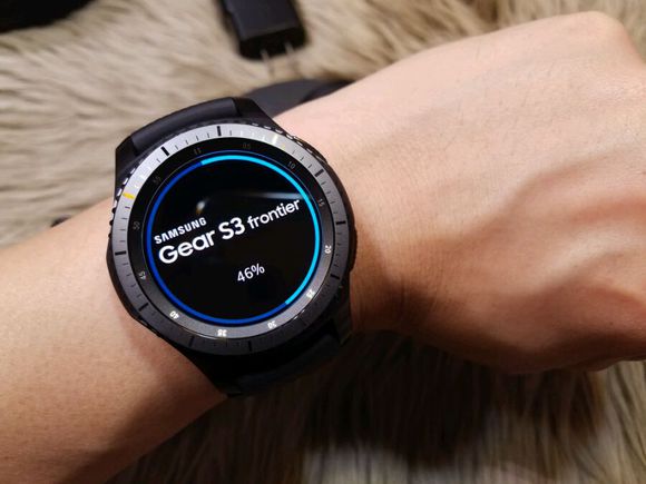 发生爆炸中再生  三星Gear S3腕表拆箱