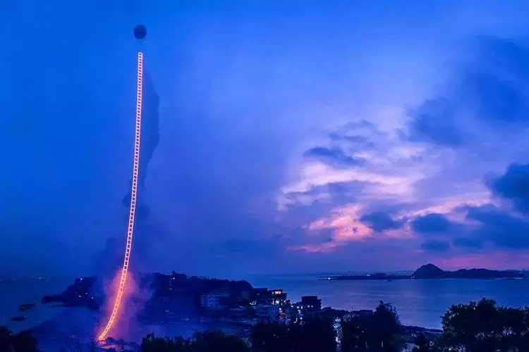 为了给百岁奶奶祝寿,他用21年造了一架通向宇宙的烟火天梯