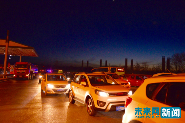 京藏高速车辆隧道起火 网友表示换了N条路仍然在路上