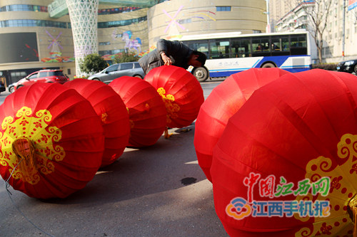 九江：红灯笼中国结扮靓街道年味浓 喜迎鸡年春节