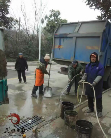 初四的寒风冷雨中，荆州日报客户端网友拍下感人一幕