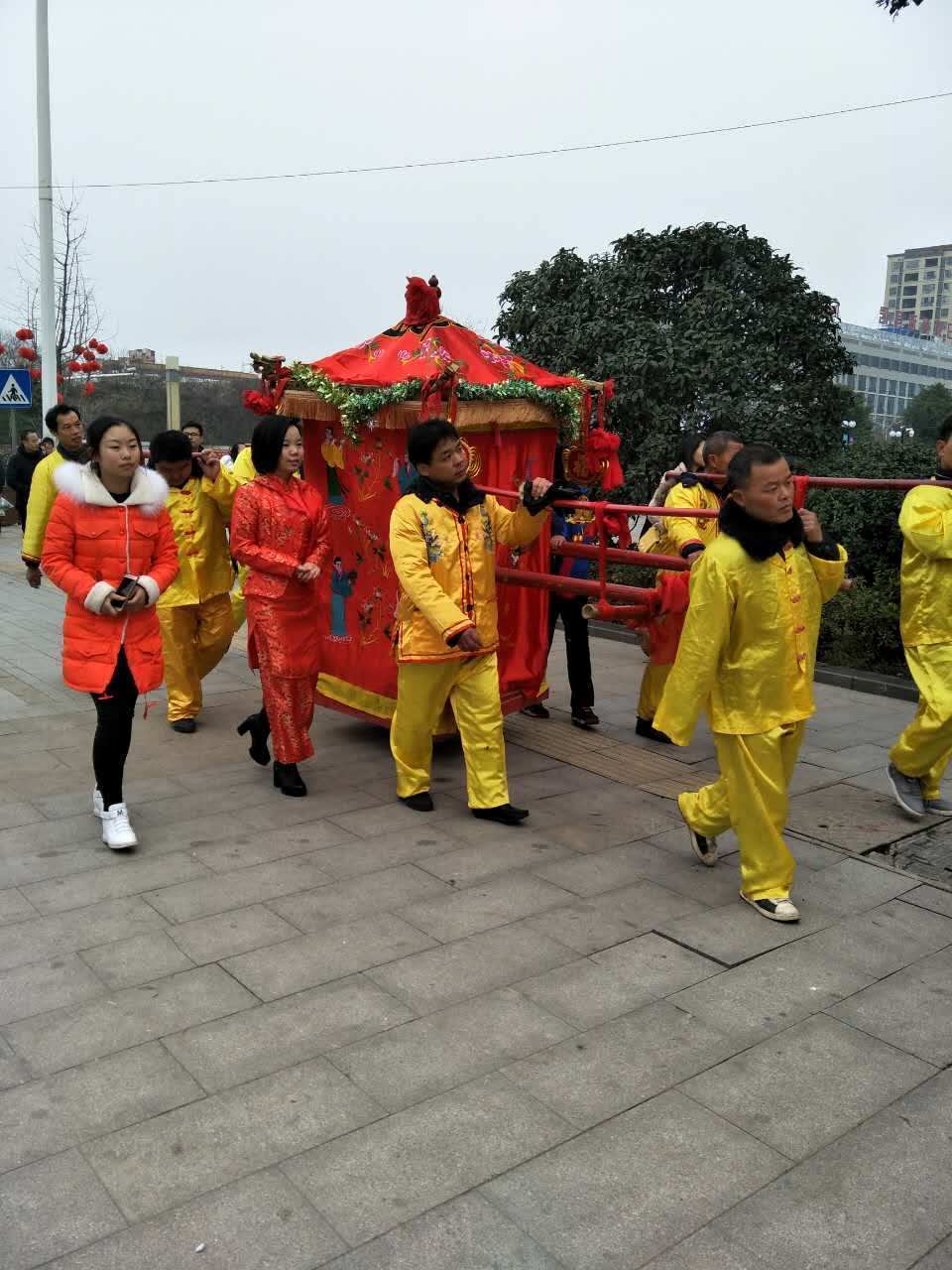 中式传统婚礼亮相岳阳街头