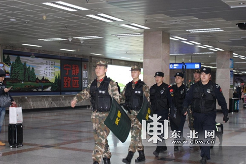 哈尔滨机场为保障游客出行增安保力度 警犬也上岗