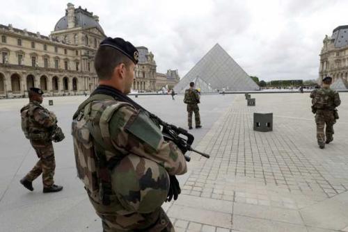 外媒：持刀男子试图闯卢浮宫遭枪击 周边区域已被疏散