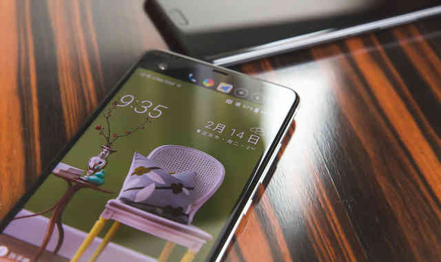 HTC推HTC U Ultra手机上 主推双屏显示和人工智能技术