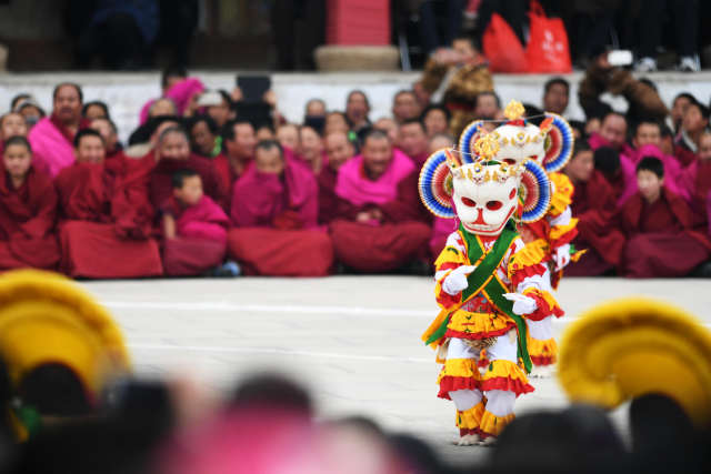 甘肃拉卜楞寺举行正月法舞表演