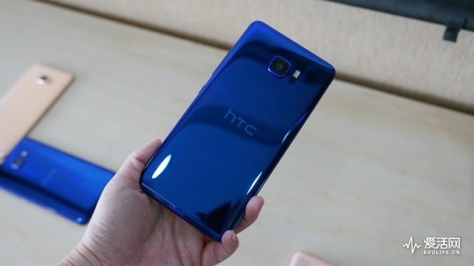 中国发行版HTC U Ultra即将来临 主辅双屏幕产生大量游戏玩法