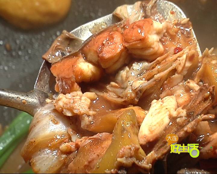 五星级酒店厨师长转行做东北铁锅炖活鱼 百年历史的传奇吃法！
