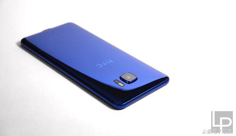 HTC U Ultra宝石蓝实机拆箱图赏