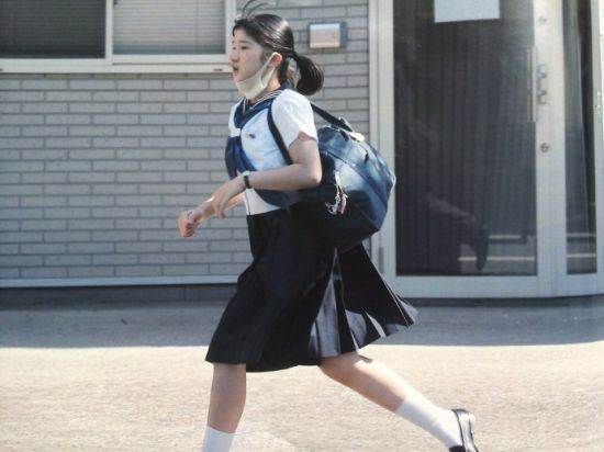 日本未来女天皇上学，快迟到领着众保镖一起狂跑