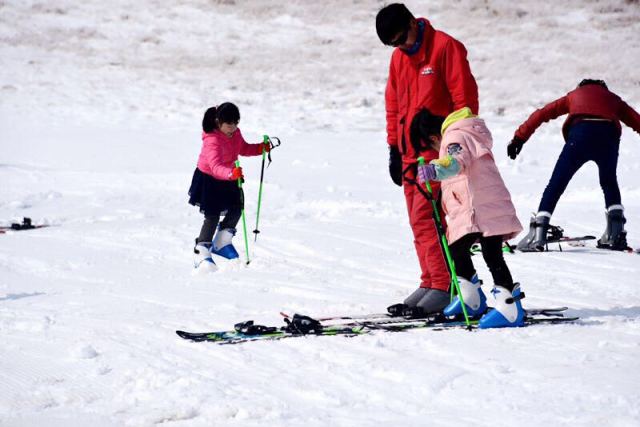 滑雪啦！湖北九宫山景区迎来2017年首场雪（图）