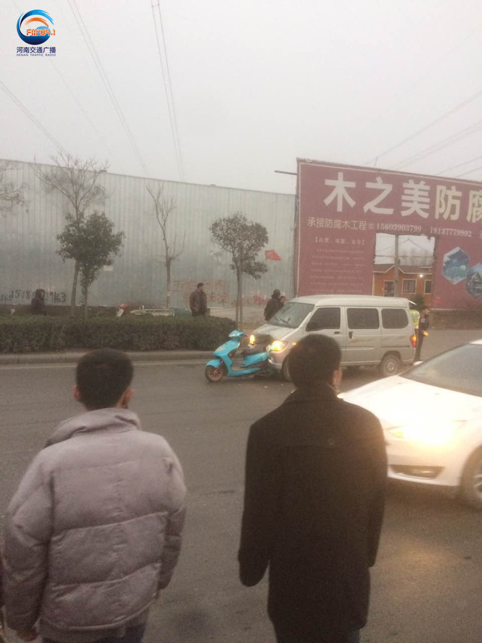 郑州商都路一电动车嵌进面包车中，这事故真“奇葩”！