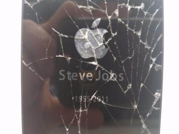 一台史蒂夫乔布斯收藏版的iPhone4s居然使用价值100万