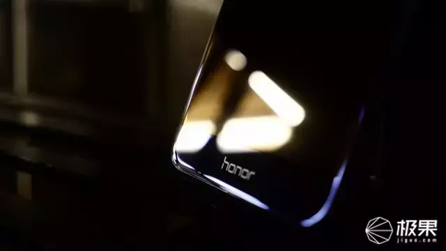 开年首款旗舰荣耀V9一手测评！抢红包开挂，拍照直接变VR！