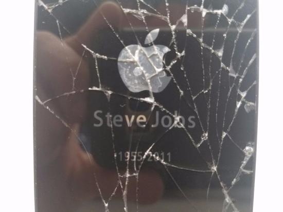 这台粉碎的iPhone 4s市场价103万，只由于史蒂夫乔布斯
