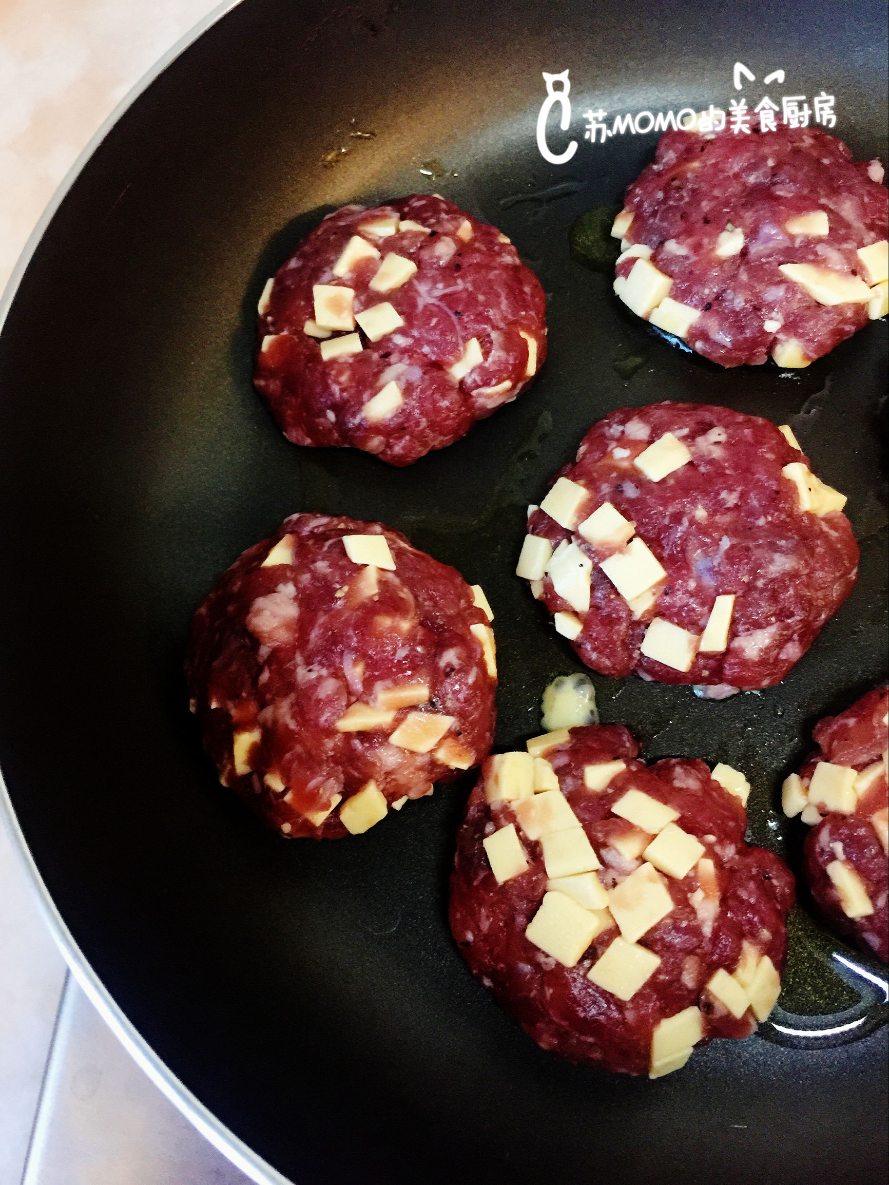 A hamburger, confuse fort of your Xianggu mushroom