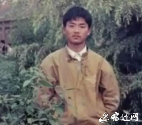 多张刘强东20年前青涩照，靠树叉腰小傲娇