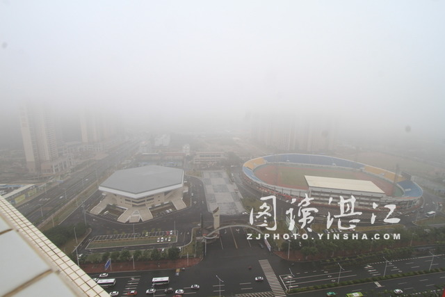 大雾深锁港城 交通视线受扰
