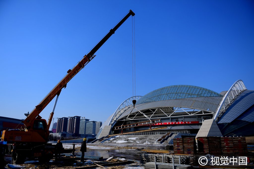 中超足球什么时候开哨(2017中超:辽宁开新主场冰雪融化 工人施工静待开哨)