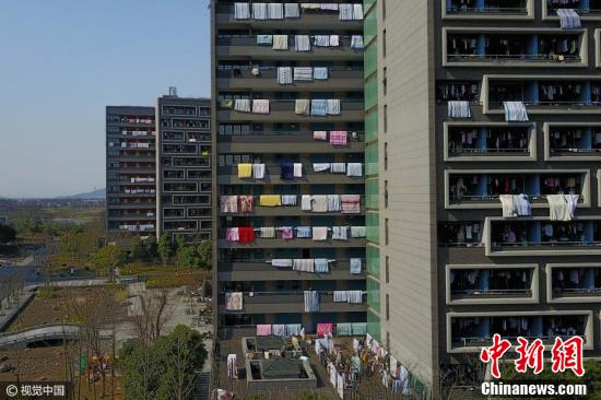 天晴开启“晾晒模式” 杭州一高校宿舍楼挂满被子