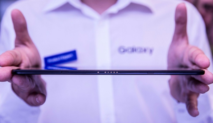 触感极好 纤薄感受 三星Galaxy Tab S3平板电脑入门