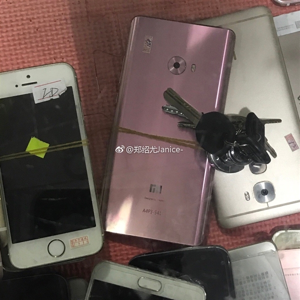 小米手机Note 2全新升级颜色曝出：女孩不淡定从容