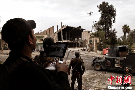 科技战打响 伊拉克军队用无人机投掷枪榴弹