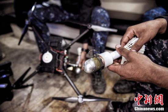 科技战打响 伊拉克军队用无人机投掷枪榴弹