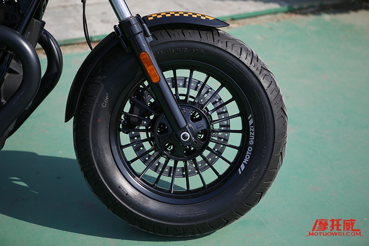 复古时尚 MOTO GUZZI V9 Bobber 试架