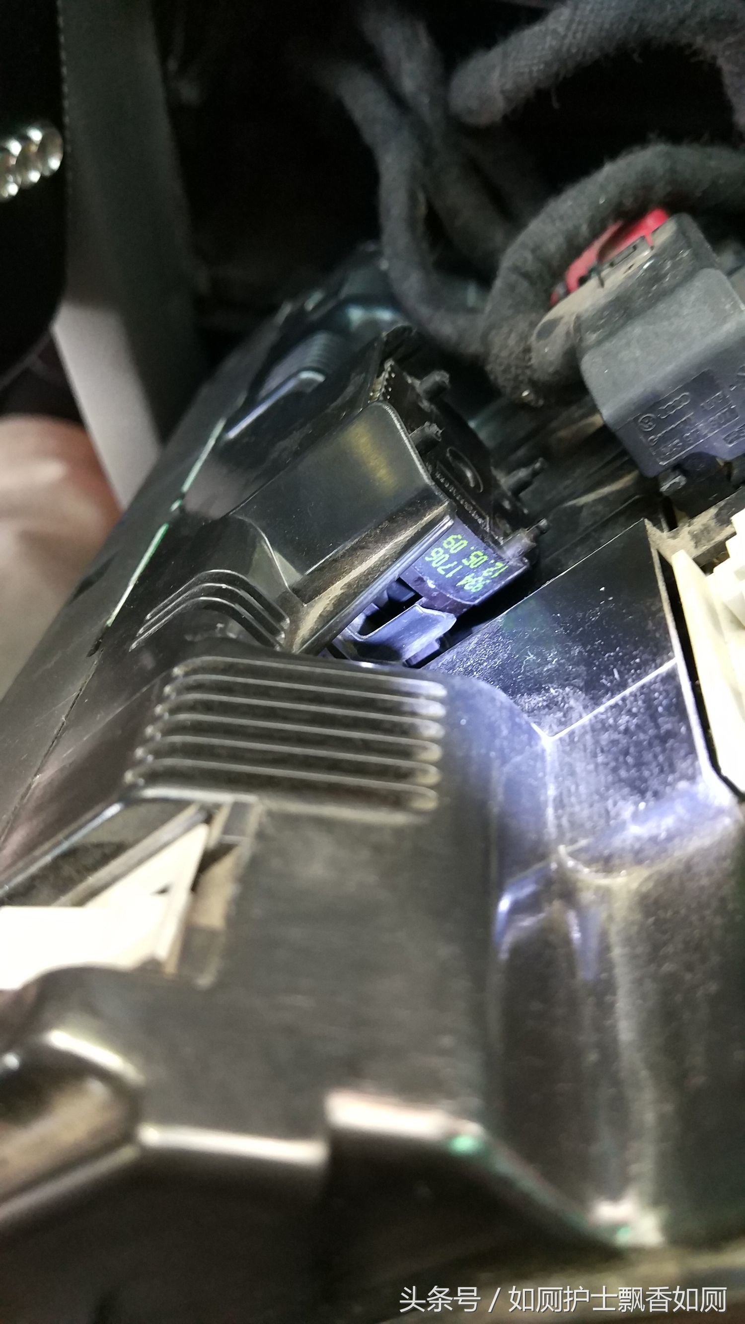 奥迪A6L 车内通电异响空调温度传感器电机故障自已动手维修
