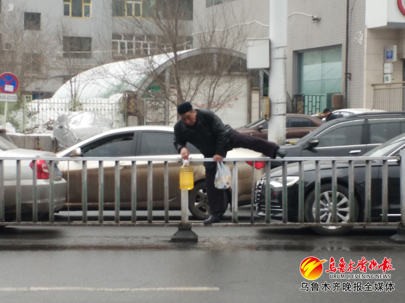 城市啄木鸟：有护栏，也拦不住乌鲁木齐市民不文明行为