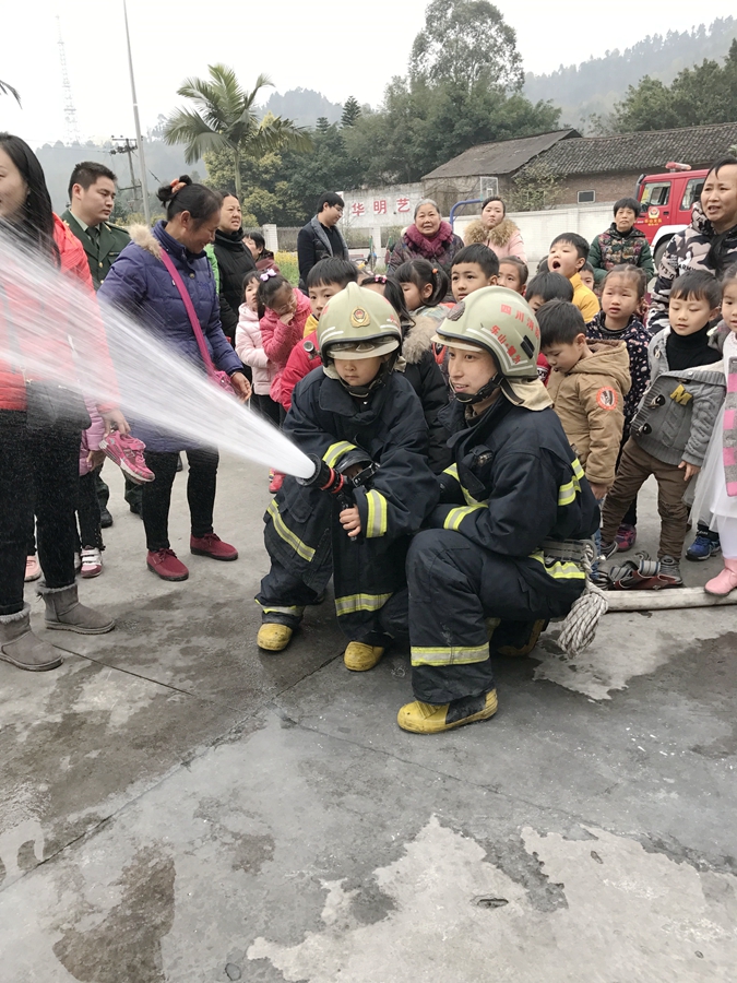 新城幼儿园：亲子活动走进县消防大队