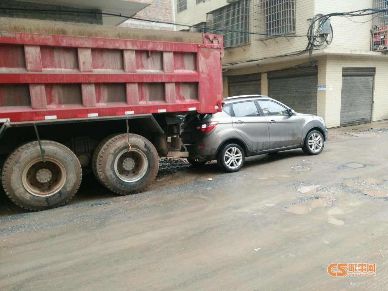 萍乡一司机将车倒成这样 哪个驾校出来的？