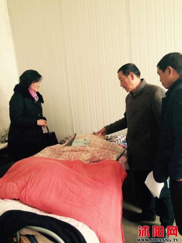 沭阳县残联组织志愿服务队上门为重度困难群众办理残疾人证