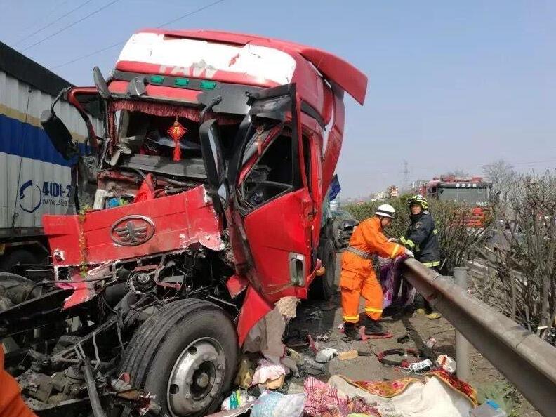 消防,医疗,齐鲁交通发展有限集团等救援力量救助伤员,处理事故现场