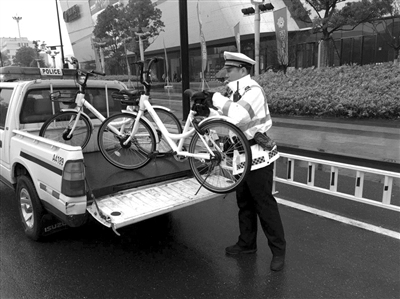 昨天交警拖走很多共享单车 都是因为胡乱停在车行道上