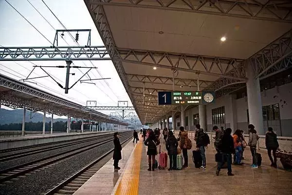 唏嘘！南京南站被夹死男子是90后，又有人在镇江火车站被撞身亡