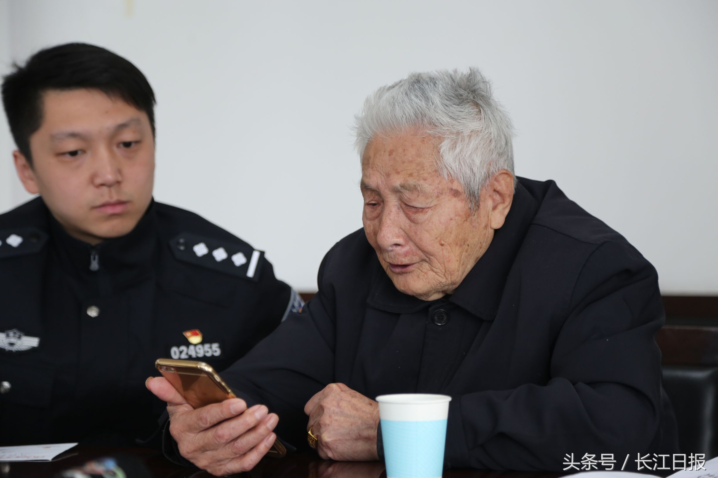 八旬老人写信求助武汉民警寻亲，终与失联堂兄在视频中重逢