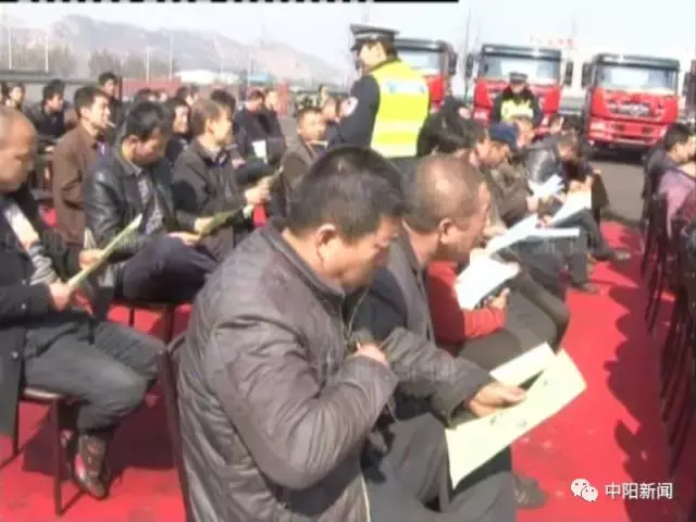 吕梁：中阳县交警大队开展交通安全宣讲