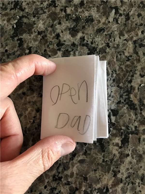 7岁女儿突然带给爸爸这张纸条，翻开摺了好几层后让人又惊又喜