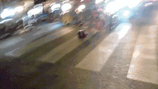 女生站在行驶的摩托车上炫技，直接摔个狗吃屎，头盔都砸掉了