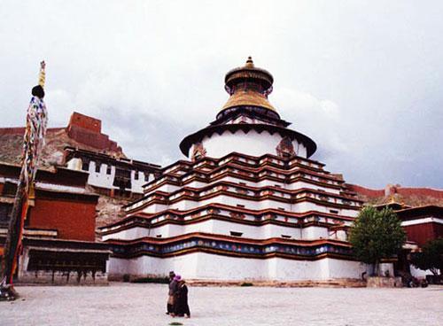 西藏旧时贵族庄园是什么样子的？