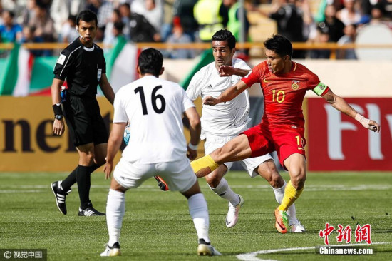 12强赛：国足客场0-1不敌伊朗 吴曦受伤混乱中丢球