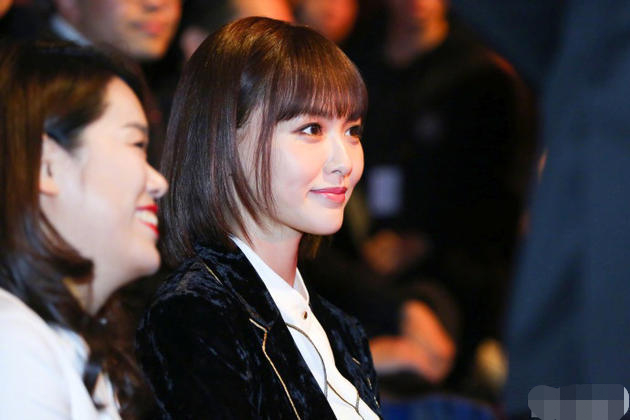 唐嫣活动露粉红色少女心,圆圆的小脸蛋太