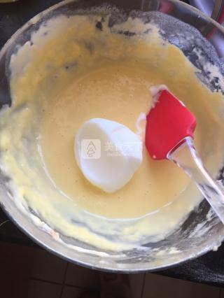 5. 打发蛋清，将白糖分三次放入蛋清