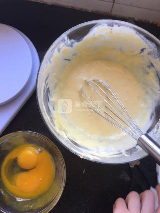 5. 打发蛋清，将白糖分三次放入蛋清