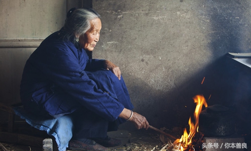 奶奶被兩個孫媳婦吃哭，小孫子怒批家人，棄家人帶著奶奶遠走高飛
