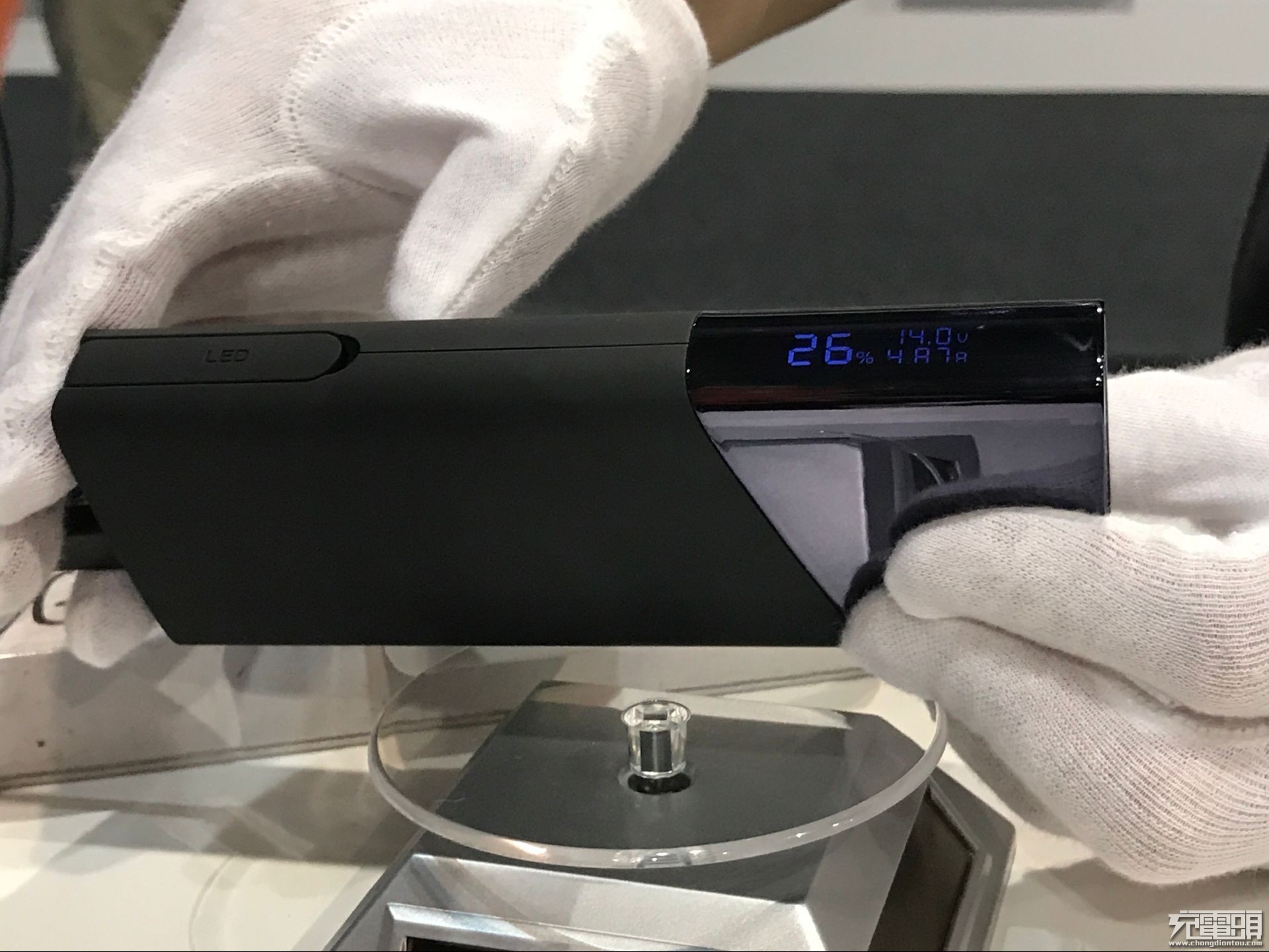 15分钟填满5000mAh！“烯王二代”石墨烯材料移动充电器问世