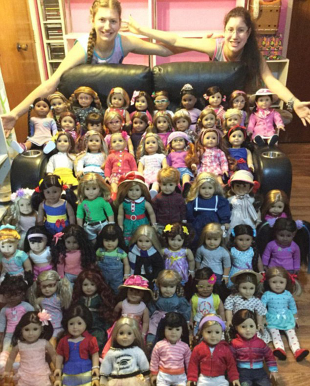 澳两姐妹痴迷“美国女孩”娃娃 共收集64个